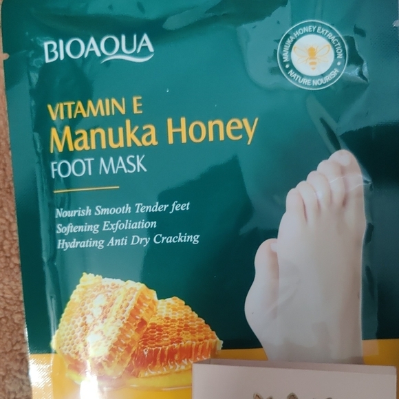 Clinique Blue and White Cosmetic Bag with Beauty Products - Picture 4 of 11